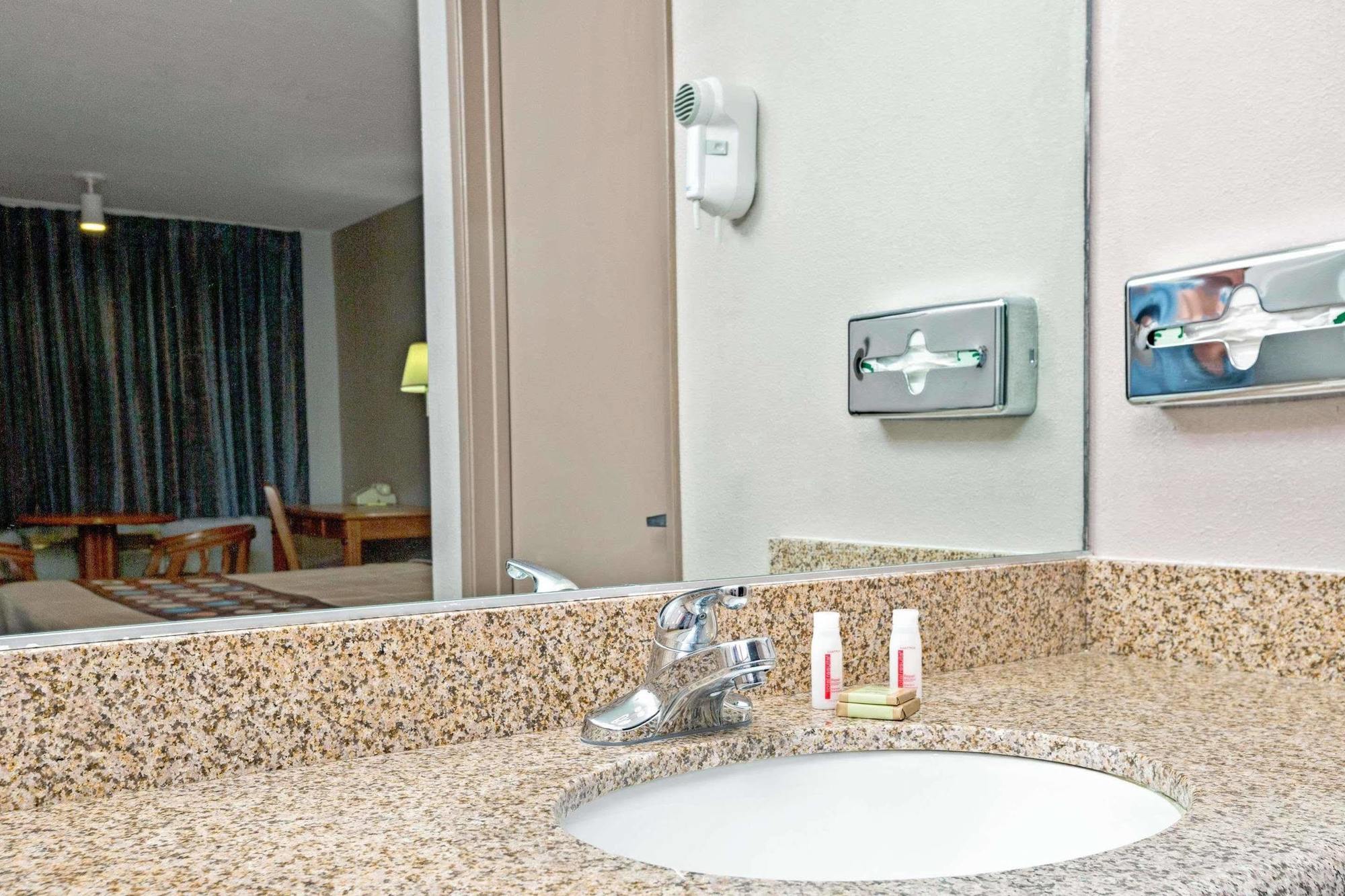Super 8 By Wyndham Upland Ontario Ca Hotel Luaran gambar
